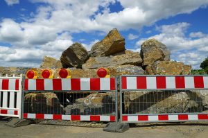 Strassensperrung, Absperrung mit großen Steinen, Blockaden lösen