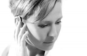 Kopf einer Frau mit Headset zum Thema Gesundheitsmanagement