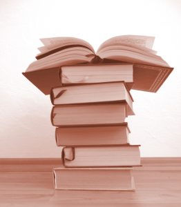 Bücherstapel mit 7 Büchern, das oberste aufgeschlagen Zum Thema Blog