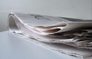 Flache Ansicht einer gelesenen Zeitung zum Thema Presse